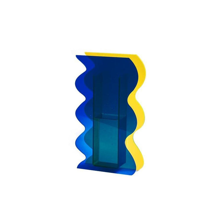 Vielseitige Acrylvase, nordisch inspiriert. Ideal als Blumenhalter oder abstraktes Kunstobjekt für Wohnakzente.