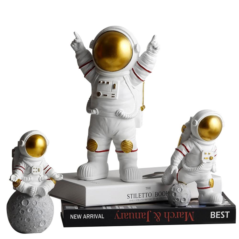 Deko-Astronaut aus Harz, Gold-Akzente, Weltraum-Thema, inspirierende Figur für den Arbeitsplatz.