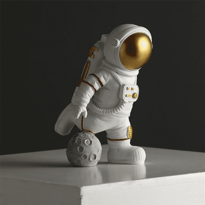Zeitgenössische Astronauten-Dekoration aus Harz, silber-gold, ein Symbol für Entdeckung und Mut.
