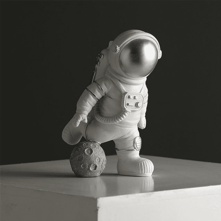 Weltraum-Astronautenfigur aus Harz, detailliert, in glänzendem Gold, als einzigartige Raumdeko.