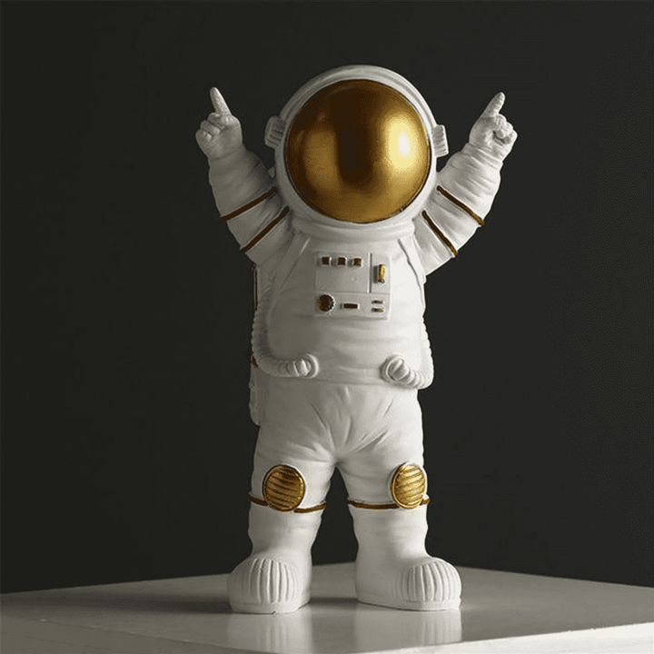 Dekorative Harz-Skulptur: Astronaut, symbolisiert Abenteuer, in eleganter Gold-Silber-Optik.