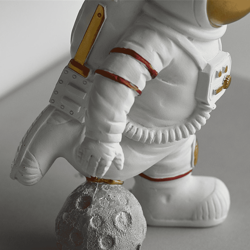 Detaillierte Astronauten-Skulptur aus Harz, modern, Weltraum-Motiv, goldene Akzente, Schreibtisch.