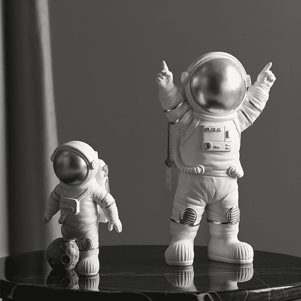 Astronauten-Statue aus Harz, silberfarben, Weltraum-inspiriert, mutige Schreibtisch-Dekoration.