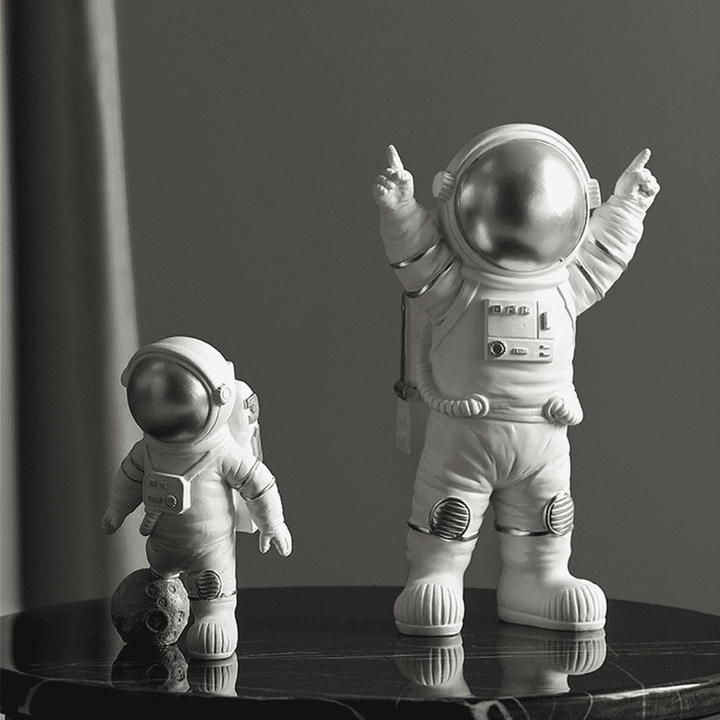 Astronauten-Statue aus Harz, silberfarben, Weltraum-inspiriert, mutige Schreibtisch-Dekoration.