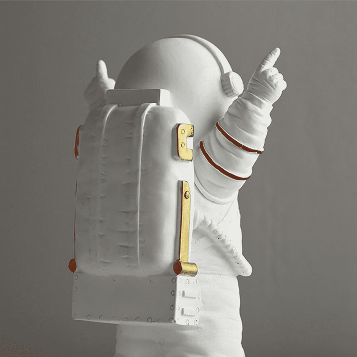 Moderne Astronauten-Figur aus Harz, gold-silber glänzend, Raumfahrt-Deko für Zuhause oder Büro.