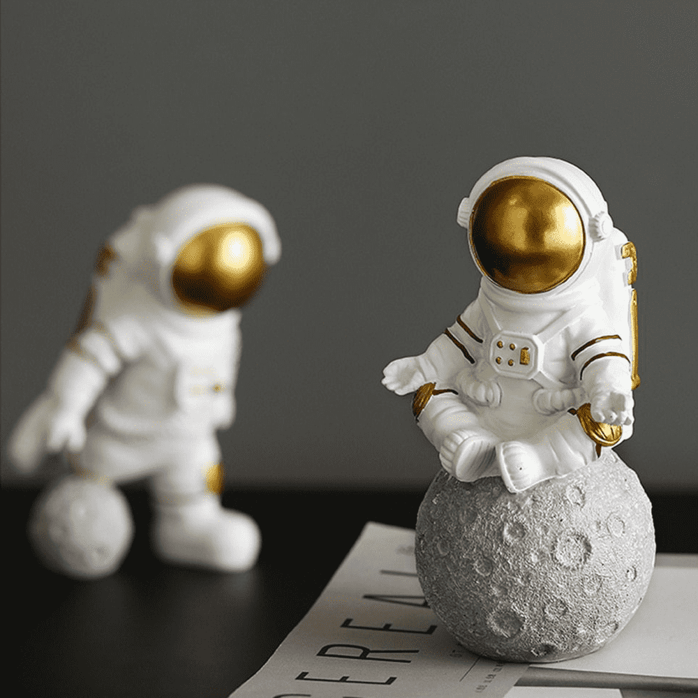 Harz-Astronautenfigur, inspirierend, in edlem Gold und Silber, perfekte Schreibtisch-Deko im Weltraum-Design.