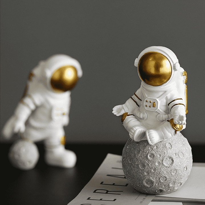 Harz-Astronautenfigur, inspirierend, in edlem Gold und Silber, perfekte Schreibtisch-Deko im Weltraum-Design.