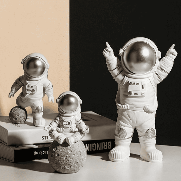 Kunstvolle Astronauten-Figur aus Harz, Silber-Finish, Symbol für Mut und Abenteuer im Weltraum.