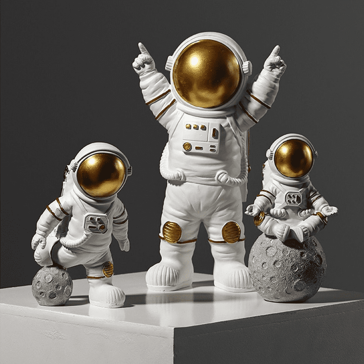 Handgefertigte Astronauten-Skulptur aus Harz, Gold-Details, als Blickfang in moderner Einrichtung.