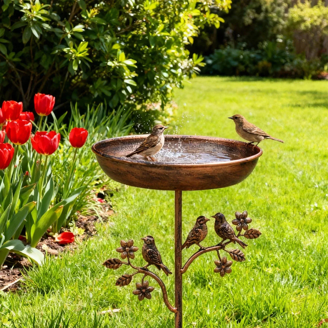 Dekorative Gartenvogeltränke aus Metall mit stabilem Erdspieß, ideal für Wildvögel und Gartendeko.