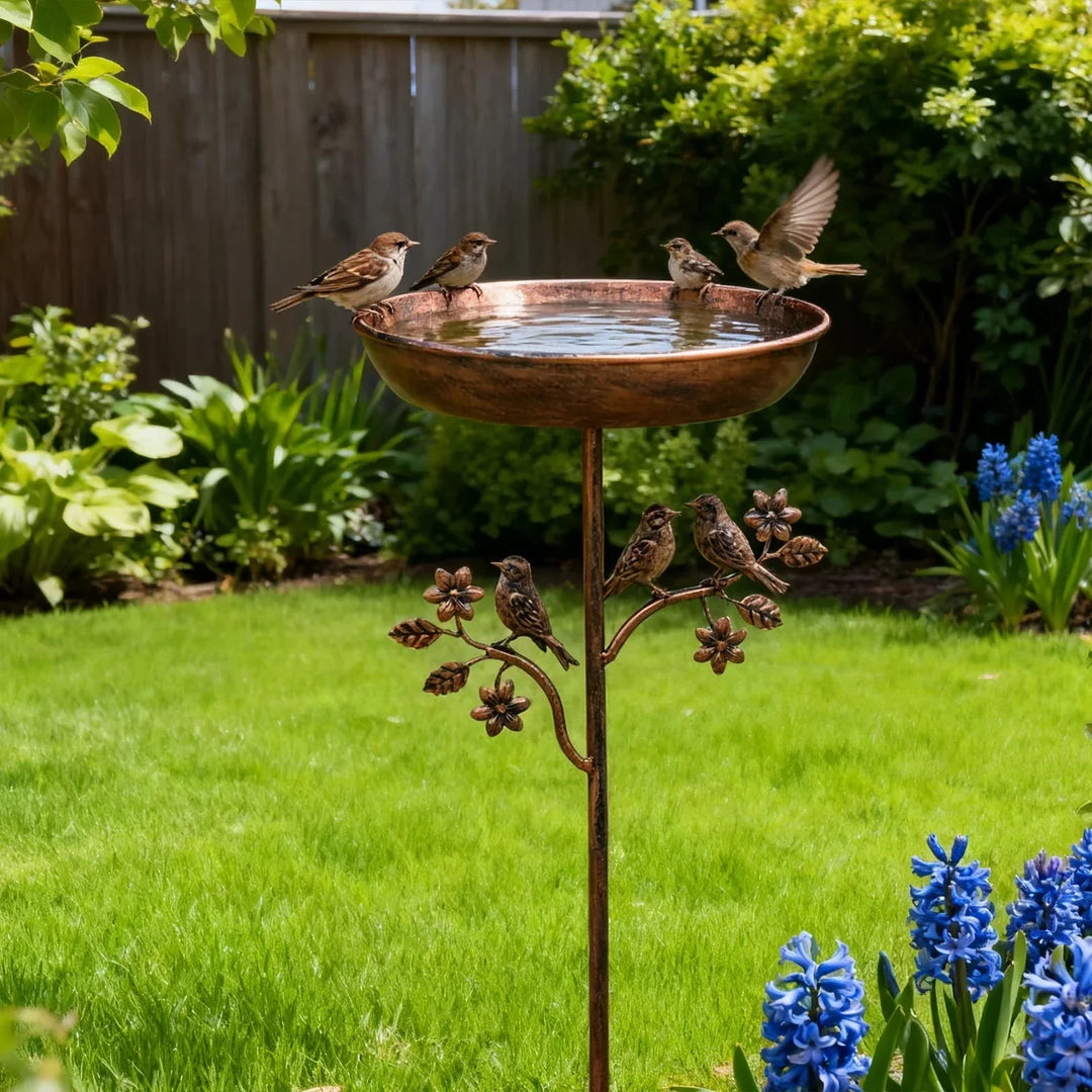 Elegante Metall-Vogeltränke mit Erdspieß als Blickfang für Ihren Garten, bietet Vögeln Wasser.