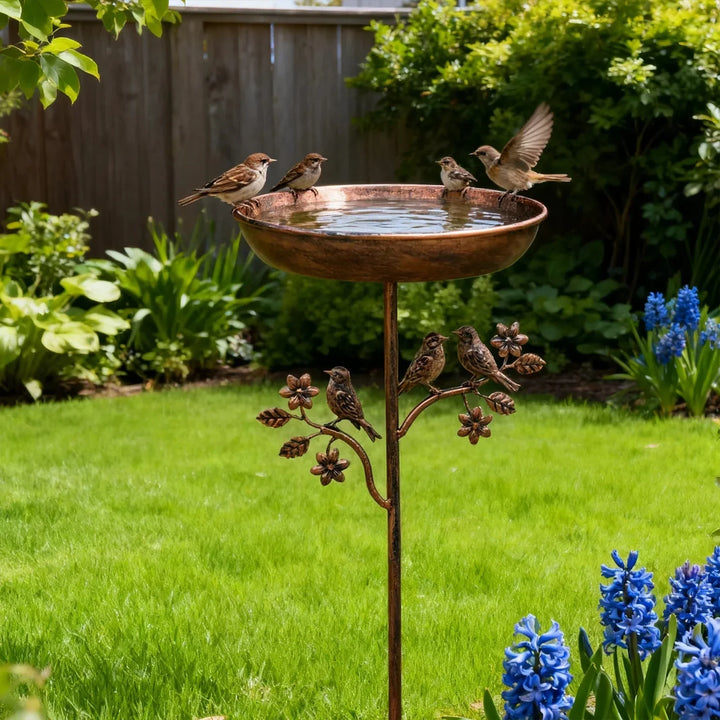 Elegante Metall-Vogeltränke mit Erdspieß als Blickfang für Ihren Garten, bietet Vögeln Wasser.