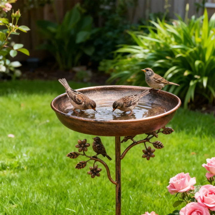 Stabiles Vogelbad mit Erdspieß für den Garten, perfekt für Wildvögel und als Outdoor-Gartendeko.