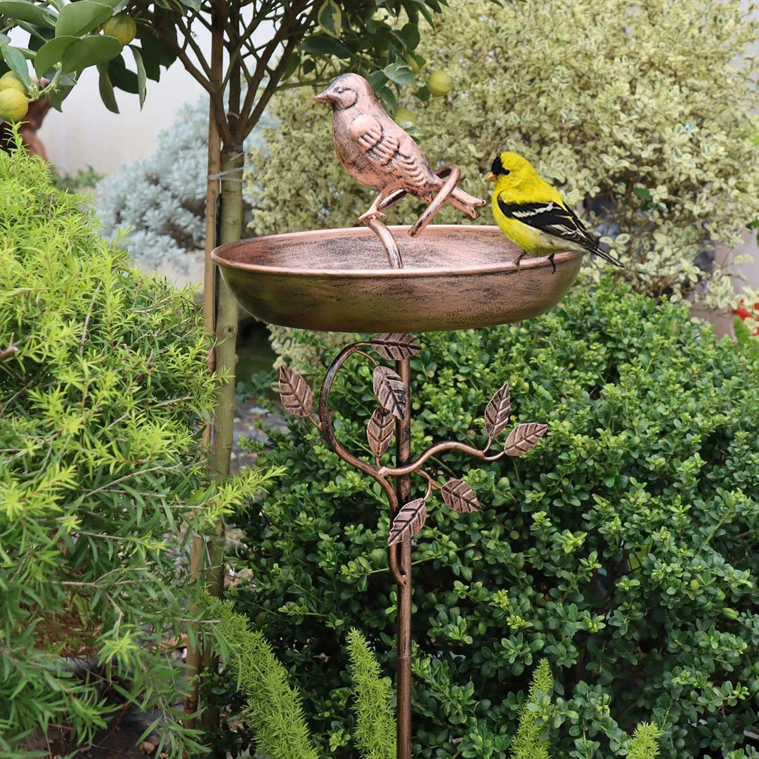 Gartenaccessoire: Metall-Vogeltränke für Wildvögel mit einfachem Erdspieß, ideal für jeden Garten.