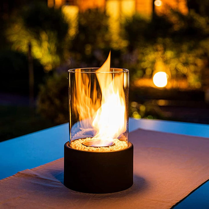 Tisch-Öllampe mit elegantem Metallrahmen und Glasbehälter; romantisches Flammenlicht.
