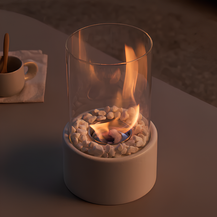 Elegante Dekolampe mit Flammenlicht; Metall-Glas-Design für romantisches Ambiente.