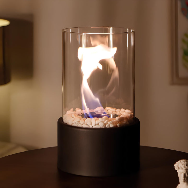 Klassische Tischlampe (Öllampe) als Innendekoration; stimmungsvolles Licht.