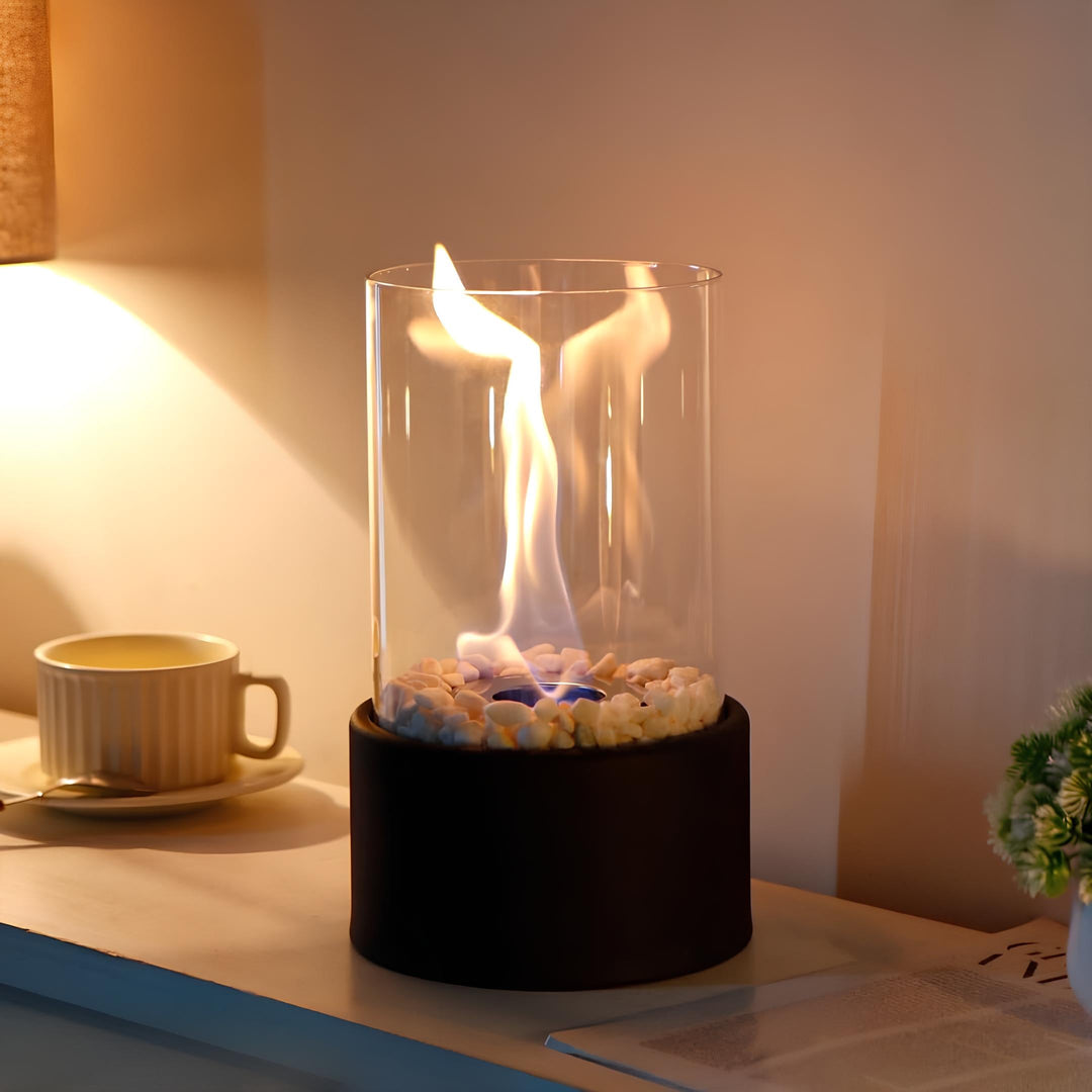 Zeitlose Öllampe aus Glas und Metall, schafft warmes Ambiente; ideal für Deko.