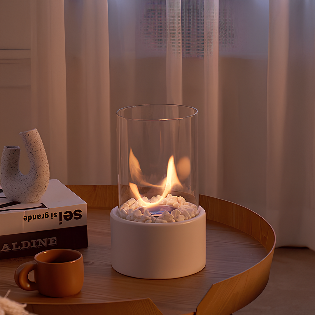 Moderne Dekolampe aus Metall & Glas; perfekt als Tischlampe für gemütliche Abende.