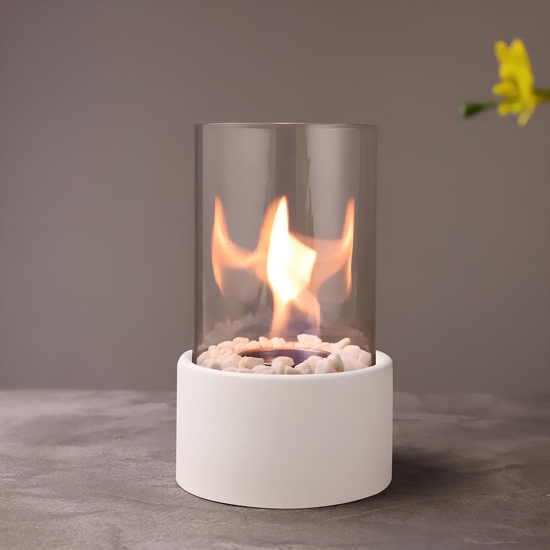 Dekorative Metall-Glas-Öllampe für zeitlose Eleganz und warmes Ambiente.