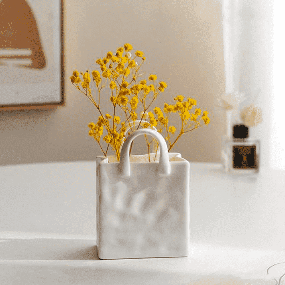 Chic Porzellan Handtaschenvase als Blickfang im Schlafzimmer. Ideal als Geschenk oder für Blumen.