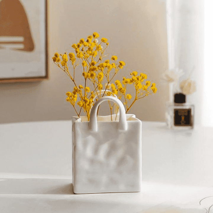 Chic Porzellan Handtaschenvase als Blickfang im Schlafzimmer. Ideal als Geschenk oder für Blumen.