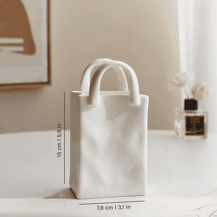 Anspruchsvolle Handtaschen Blumenvase aus Porzellan. Eleganter Akzent für jede moderne Wohndekoration.