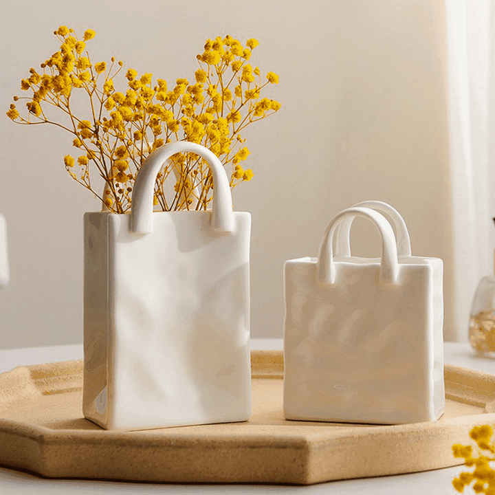 Elegante Handtaschen Blumenvase aus Porzellan, perfekt als moderne Dekoration & Geschenkidee für Zuhause.