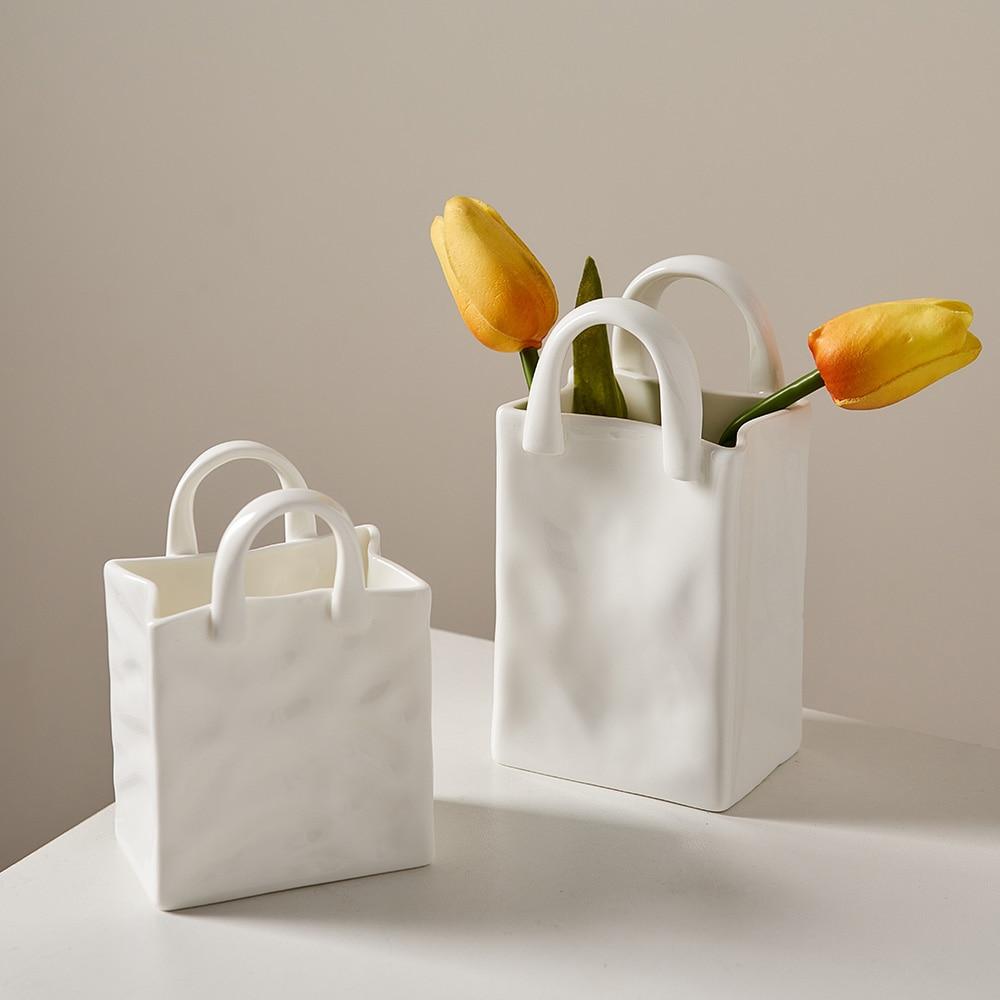 Weiße Porzellan Handtaschenvase, detailreich, ideal für frische Blumen & als Blickfang im Wohnzimmer.