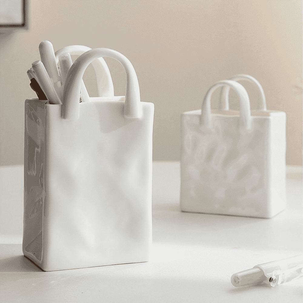 Moderne Handtaschenvase als stylischer Organizer für Schlafzimmer & Büro. Hochwertiges Porzellan Dekoobjekt.