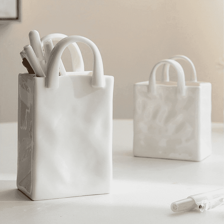 Moderne Handtaschenvase als stylischer Organizer für Schlafzimmer & Büro. Hochwertiges Porzellan Dekoobjekt.