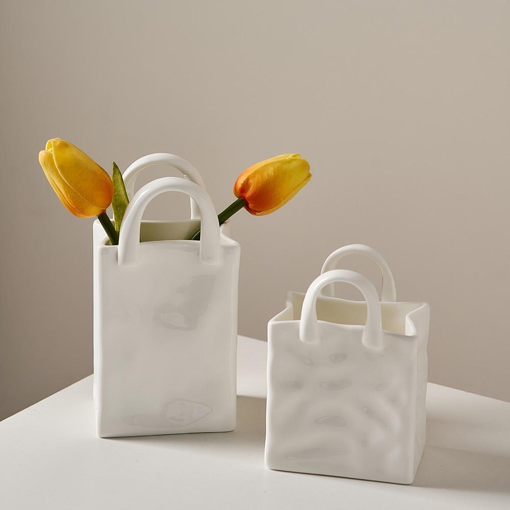 Einzigartige Handtaschen-Blumenvase aus Porzellan, vielseitig für Dekoration im Wohn- oder Schlafzimmer.