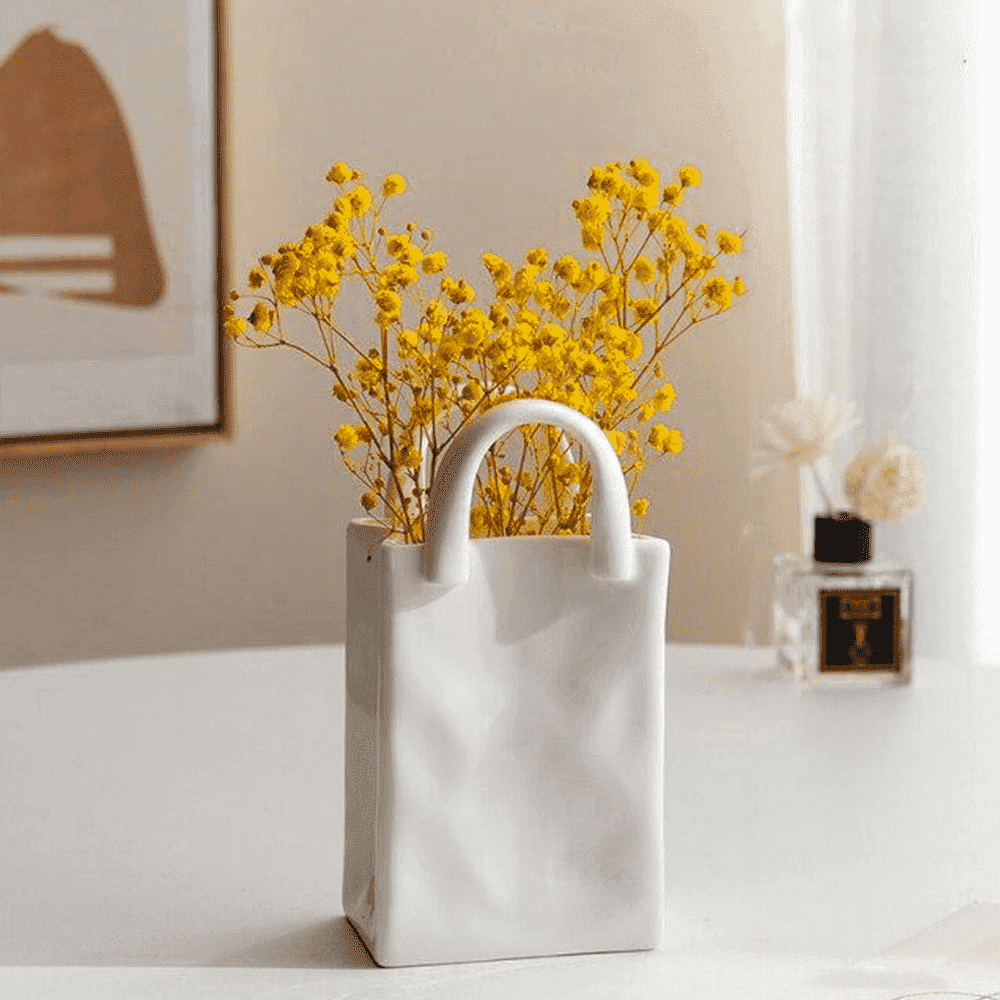 Stilvolle Handtaschen Vase für kleine Blumenarrangements. Porzellan Deko für den Nachttisch im Schlafzimmer.