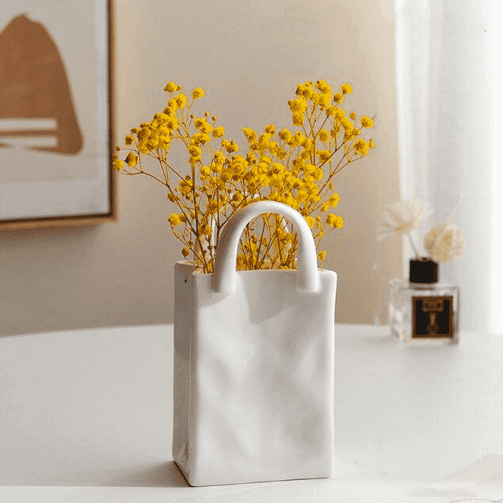 Stilvolle Handtaschen Vase für kleine Blumenarrangements. Porzellan Deko für den Nachttisch im Schlafzimmer.