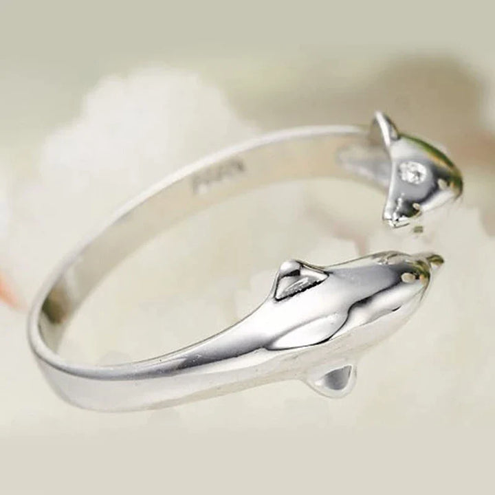 Verstellbarer Damenring aus Silber mit zwei Delfinen, symbolisiert Anmut & Harmonie, ideal als Tierring.