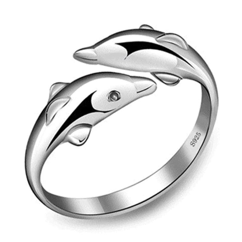 Eleganter Damen-Silberring mit zwei anmutigen Delfinen, ein Meeresthema-Schmuckstück für Frauen.