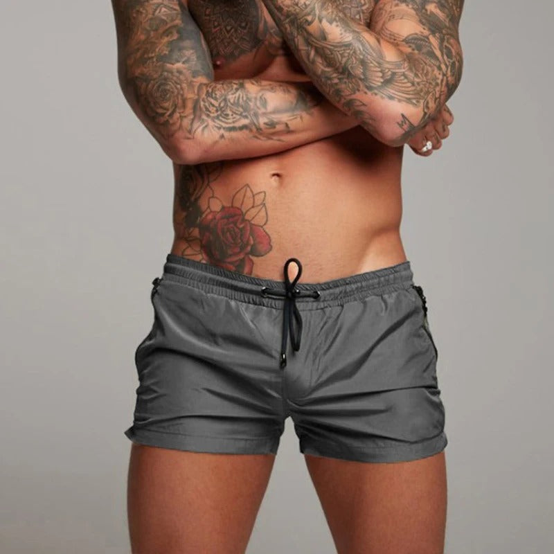 Rückenansicht der Herren Stretch Shorts. Schnelltrocknende, bequeme kurze Hose mit klassischer Passform.