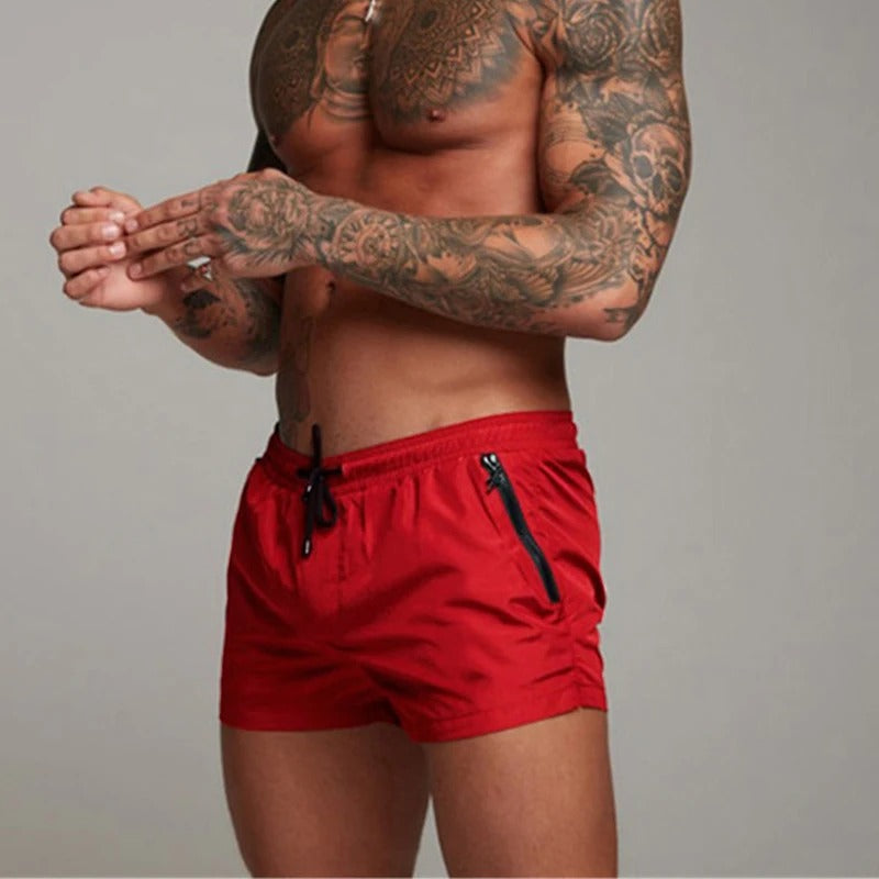 Seitenansicht der Herren Stretch Shorts. Vielseitige, schnelltrocknende Sommerhose für Sport & Freizeitaktivitäten.
