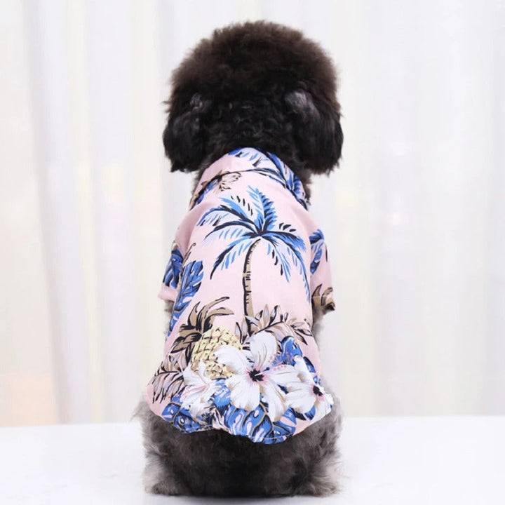 Modisches Hawaii-Hundeshirt, atmungsaktives Haustier-Outfit für heiße Tage, blau-weiß gemustert.