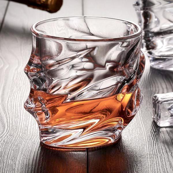 Detailliertes Premium Kristall Whiskey Glas mit elegantem Wirbeldesign, bleifrei für Genießer.