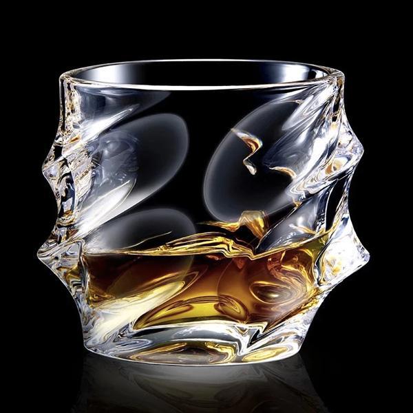Edles Designer Whiskey Glas aus Kristall mit markantem Wirbelmuster, ideal für Bourbon & Scotch.