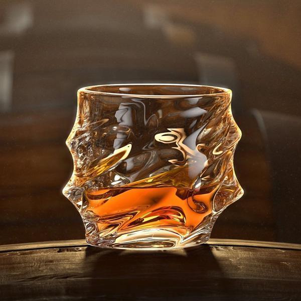 Hochwertiges bleifreies Kristallglas für Whiskey, klares Design mit modernem Wirbel, perfekt als Geschenk.