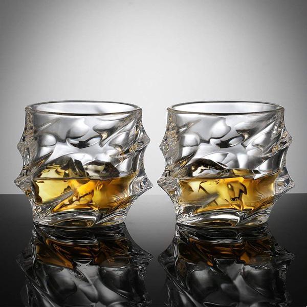 Spirituosen Glas aus Premium Kristall, mit dynamischem Wirbeldesign, exzellentes Barzubehör.