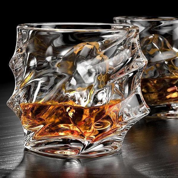 Nahaufnahme eines schimmernden Kristall Whiskey Glases mit einzigartigem Wirbel, edel & bleifrei.