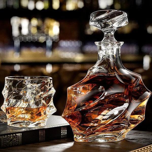 Elegantes Kristall Whiskey Glas mit Wirbeldesign, ideal für anspruchsvolle Genießer & edle Spirituosen.