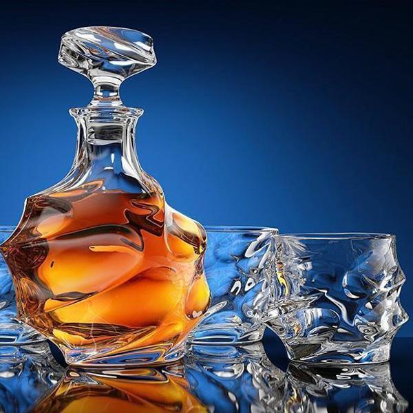 Bleifreies Kristall Whiskey Glas mit Wirbelmuster, reflektiert Licht, für luxuriösen Genuss.