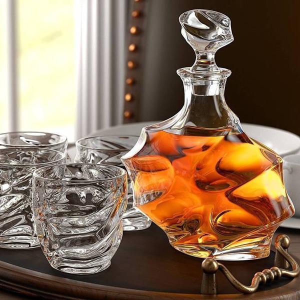 Hochwertiges Kristallglas mit Wirbeldesign, perfekt für Whiskey, Bourbon oder Scotch.
