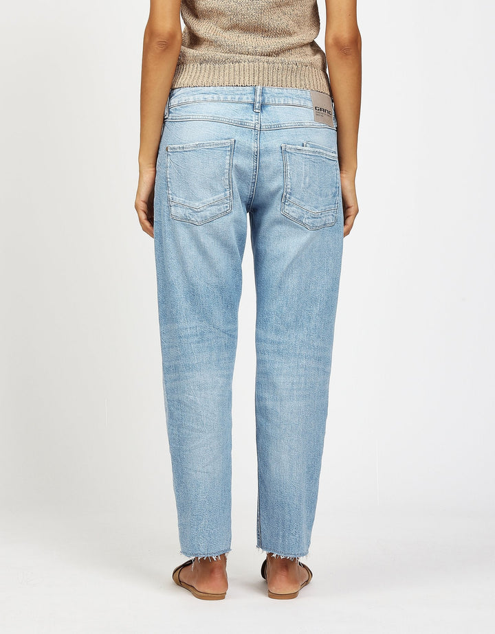 Bequeme Damen Boyfriend Jeans: Mid-Waist, Cropped Länge & Destroyed Look. Lässiger Freizeit-Style.