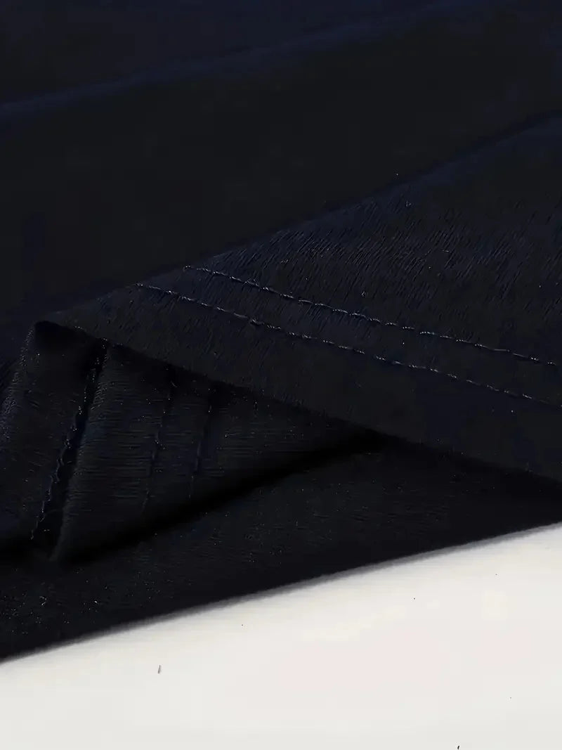 Seitenansicht Herren Slim Fit T-Shirt mit V-Ausschnitt, Kurzarm, für moderne Outfits.