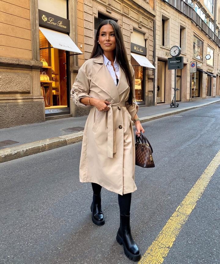 Leichter Damen Übergangsmantel in Beige, ideal für Frühlingstage.